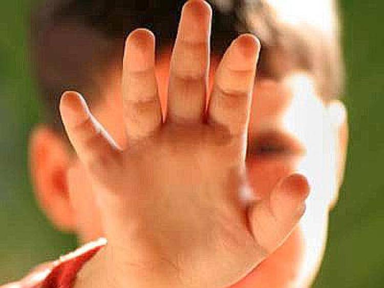 Padre costringe il figlio a fare sesso con la madr
