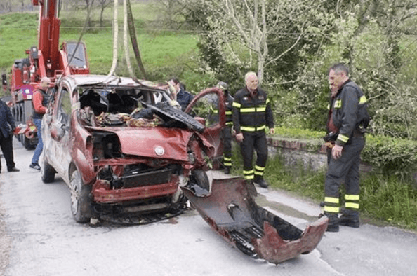 La scena del recupero dell'auto del 44enne (Web)