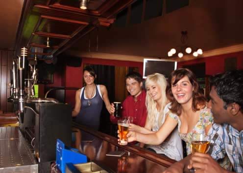 Ragazzi in un pub fonte websource