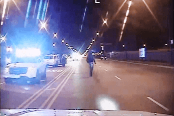 Afroamericano ucciso a Chicago (screenshot)