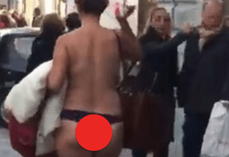 Nuda per il centro di Napoli fonte youtube