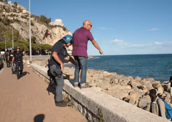 Franco Scibilia sugli scogli (ritaglio video)