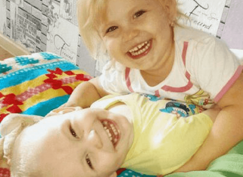 I due bimbi abbandonati in casa da soli (Mirror)