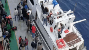 migranti sbarcano con lo yacht