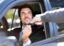 Uomo alla guida di un'auto che ha noleggiato a lungo termine senza anticipo