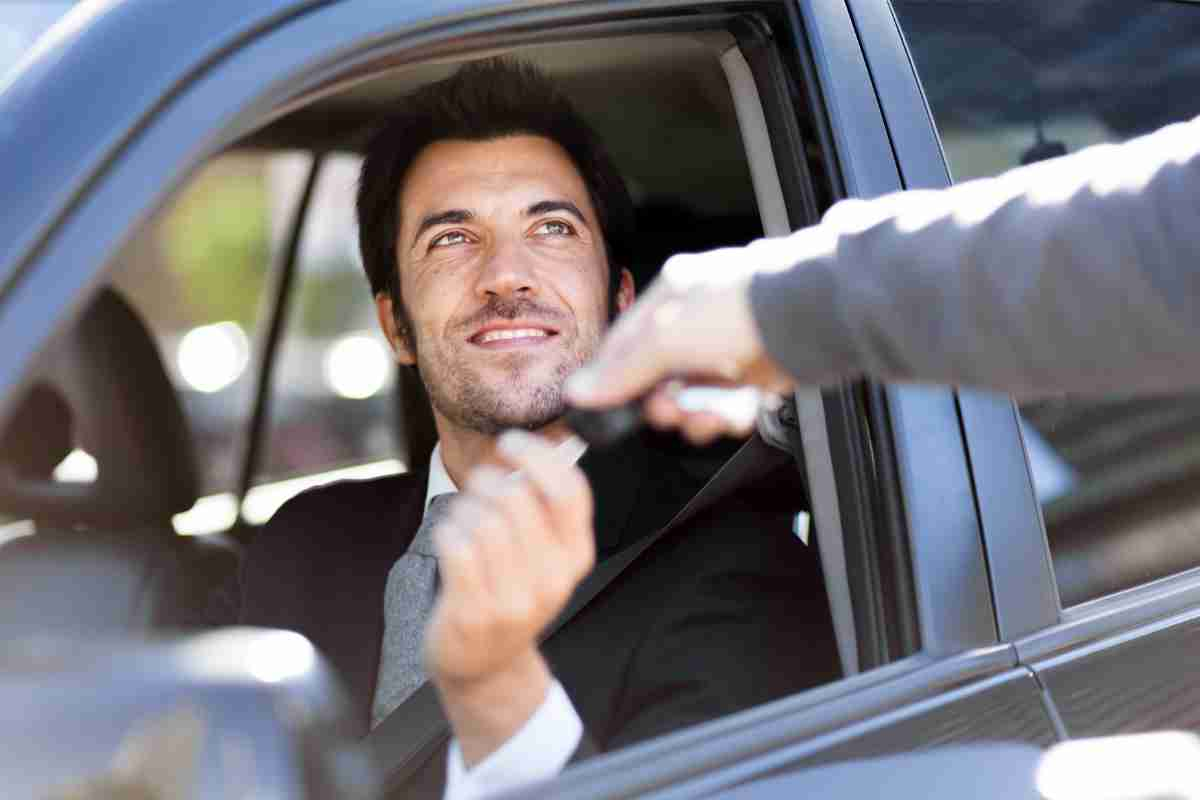 Uomo alla guida di un'auto che ha noleggiato a lungo termine senza anticipo