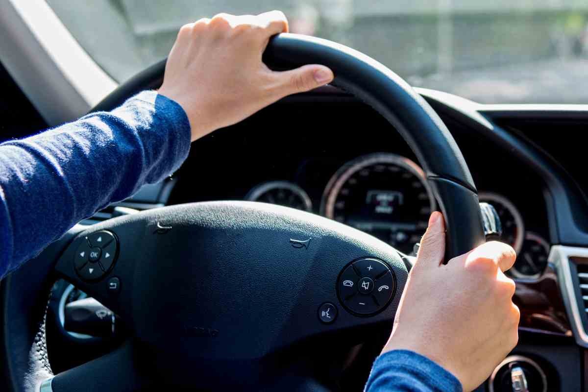 Mani sul volante