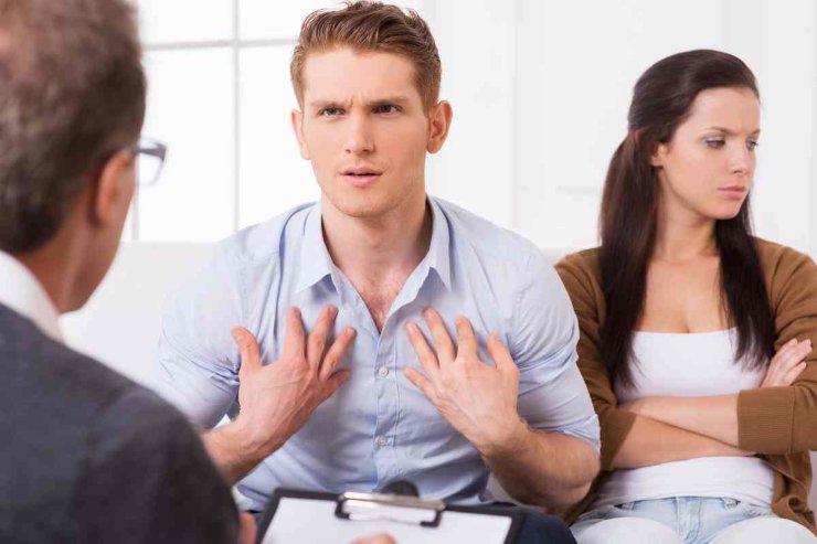 Persone che discutono