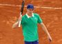Jannik Sinner festeggia dopo un punto conquistato al Roland Garros